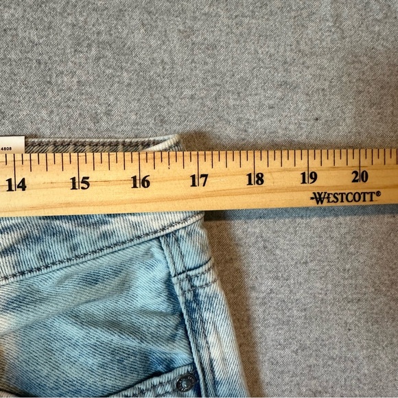 American Eagle Strigid Mom Jean Lightwash Whitewash Sz 14S AEO New Petite Short - Picture 11 of 14